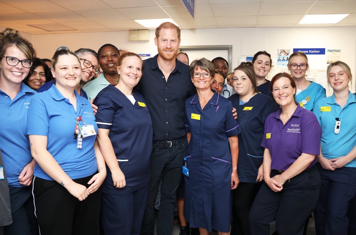 OliviaLoveCena's tweet photo. Prince Harry is showing everyone how it's done ! He’s blocking out the noise and staying focused on what truly matters : the people and the causes he serves. His ability to connect so genuinely and effortlessly with others speaks louder than any headline ever could ! 
Love him 🥰 https://t.co/qbCKPxMXaC