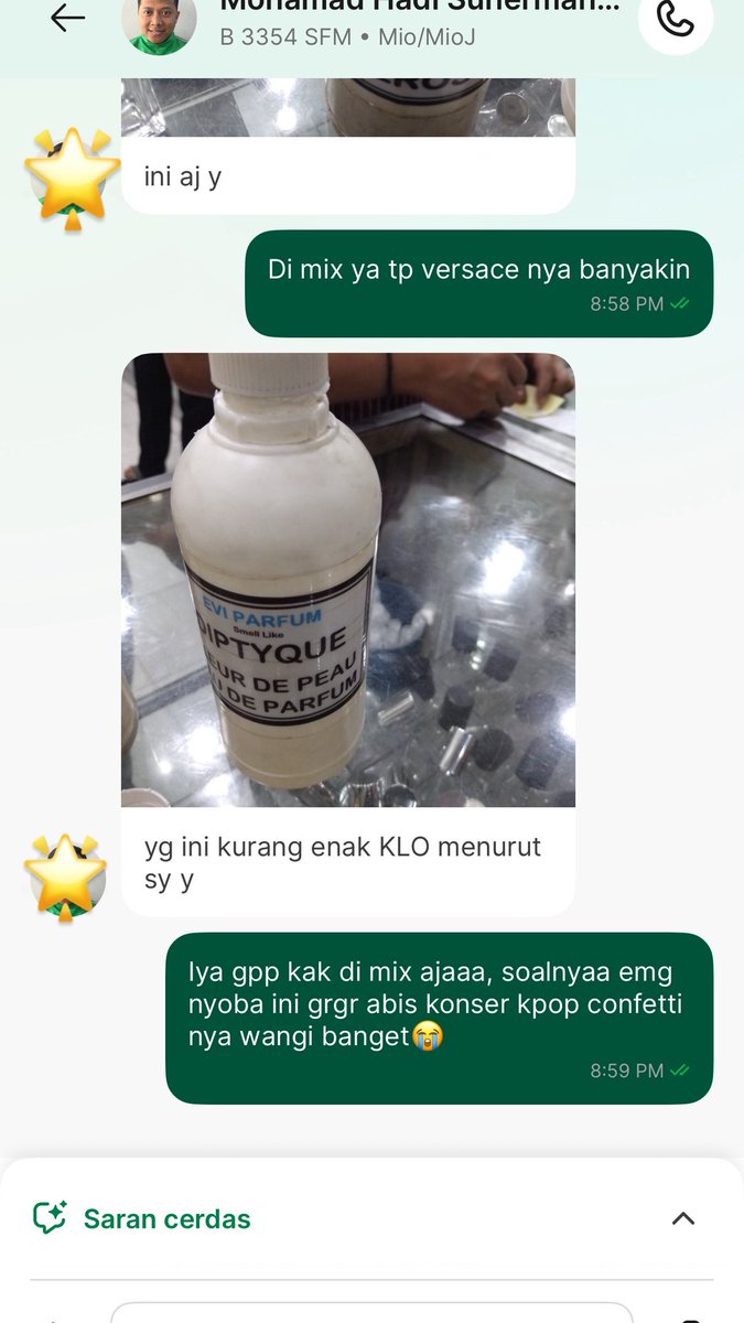 pixxieyoun's tweet photo. memutuskan buat racik ke evi parfum (andalan orang condet). perfume nya masih otw, ngakaknya abang gojek ikutan sniff hahaha. penasaran mirip apa engga ya sama wangi jaemin jaemin itu. 

murmerr cuma 35k ukuran 30ml, aku akan update ya wanginya mirip apa engga setelah ini👀 https://t.co/vrAJTYLtSD