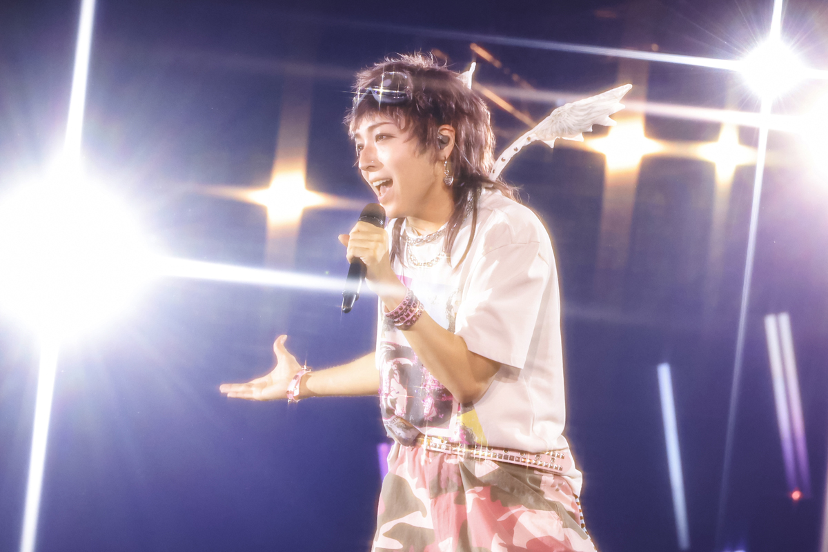 crank_in_net's tweet photo. 【#アニサマ 2026 DAY1速報】💎
蒼井翔太が「Tone」「give me ♡ me」「絶世スターゲイト」を披露！

優しく包み込む歌声から突き抜けるハイトーンまで、変幻自在。楽曲ごとに異なる物語を描き、幕張を魅了しました✨

🎫DAY2・DAY3チケットはこちら
https://t.co/8re2eKahBG https://t.co/ZPaFCKXqyN