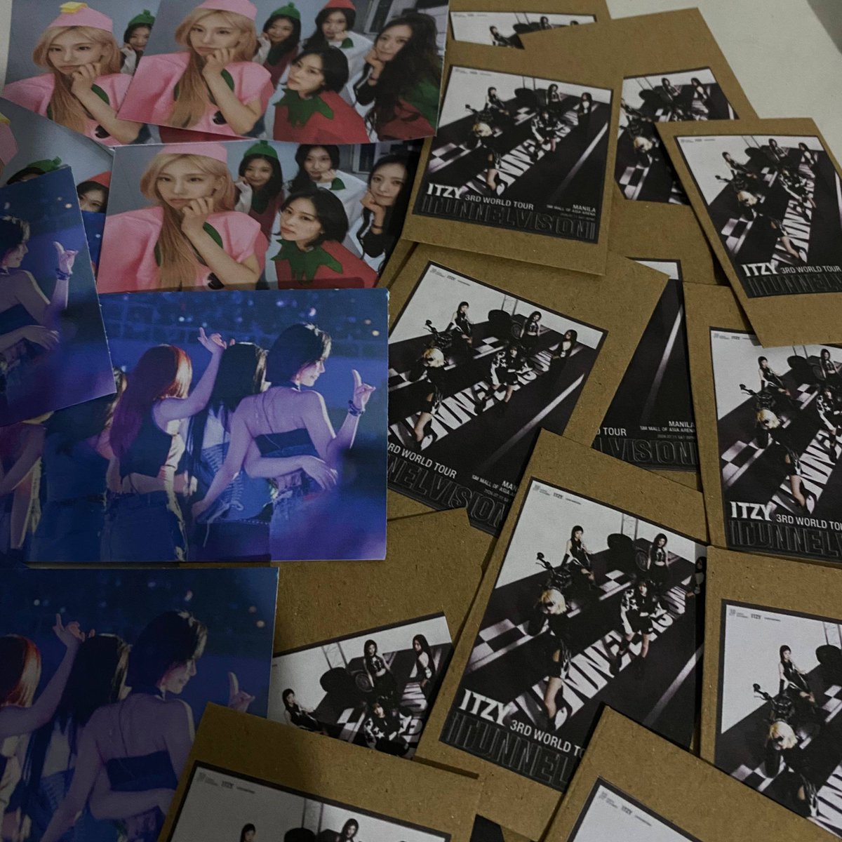 lovedbyarethusa's tweet photo. itzy ’tunnel vision in manila‘ freebies 

- july 11, 2026
- 1:1 only
- open for onsite trades!
- Limited
- likes &amp; rt's are appreciated

📍moa

see you, midzys^^

#ITZY #MIDZY
#ITZY_WORLD_TOUR
#ITZY_TUNNELVISION_MANILA #ITZYinManila https://t.co/CPduh7OYiX