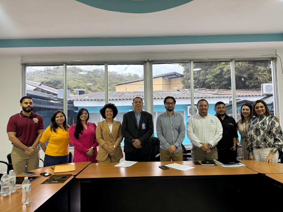 HondurasSanaa's tweet photo. SANAA y Water Mission Honduras firmaron un Convenio Marco de Cooperación para impulsar proyectos de agua potable, saneamiento e higiene en comunidades rurales y periurbanas. La alianza fortalecerá soluciones sostenibles para mejorar la calidad de vida de las familias hondureñas. https://t.co/Wax50TfQaQ