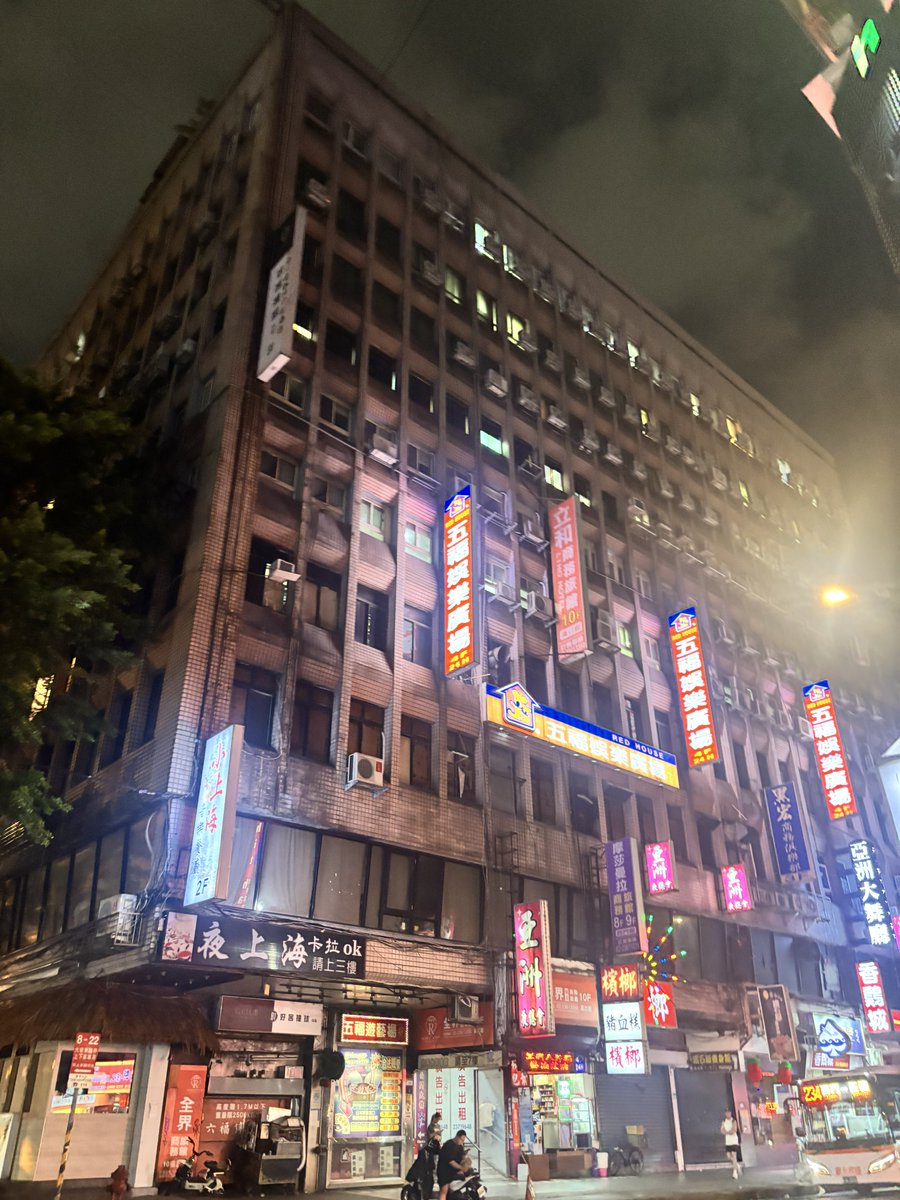 178cm_v_'s tweet photo. 台湾景色が近未来サイバーパンクで本当に見てて飽きない 昼夜見え方が変わるのもめっちゃ素敵 https://t.co/1gnGzUYAGb