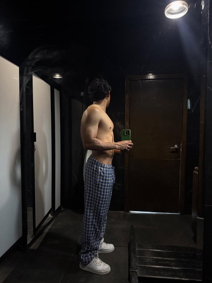 Elchuckyycuh's tweet photo. Uf recuerdan que iban en pijama al gym? siempre quise saber a que huelen esas pijamas 🥵 https://t.co/Vs484Fwj66