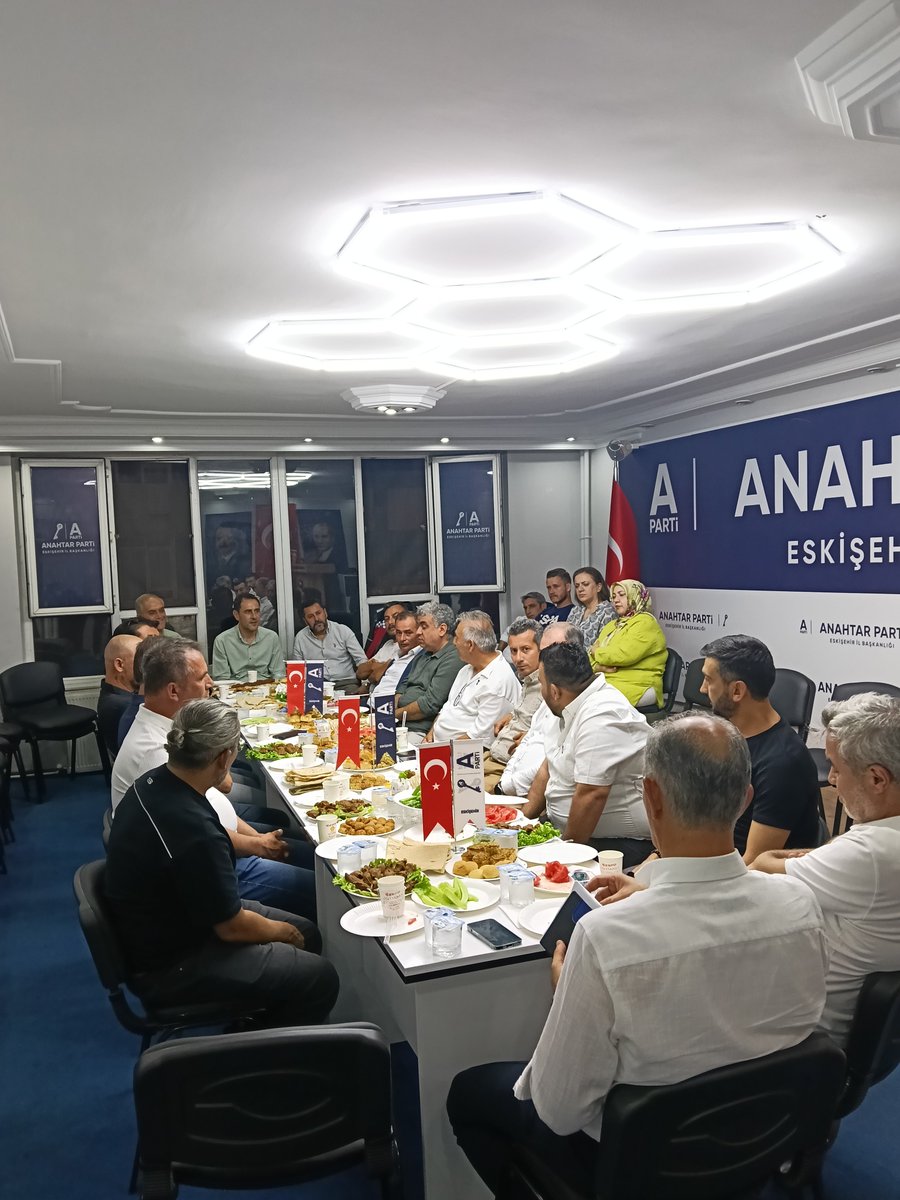 AnahtarPartiEsk's tweet photo. Bugün İl Başkanlığımızda, Odunpazarı İlçe Teşkilatımızın mahalle başkanlarıyla bir araya gelerek istişare ve değerlendirme toplantımızı gerçekleştirdik.

Mahallelerimizin ihtiyaçlarını, sahadaki çalışmalarımızı ve önümüzdeki döneme ilişkin hedeflerimizi birlikte değerlendirdik. Gücümüzü ortak akıldan, samimiyetten ve teşkilat ruhundan alıyoruz.

Mahalle mahalle, sokak sokak milletimizle buluşmaya; Eskişehir için durmadan çalışmaya devam edeceğiz.

#AnahtarParti #Eskişehir #Odunpazarı #Teşkilat #BirlikteBaşaracağız