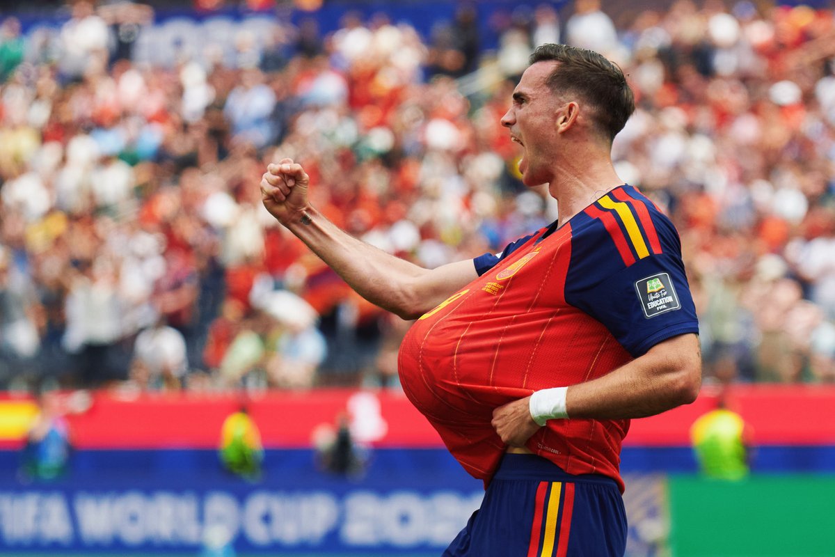 SEFutbol's tweet photo. 👶🏼 A veces se celebra algo más que un gol.

Enhorabuena por lo que está por venir, Fabi.

🇪🇸 🆚 🇧🇪 | 1-0 | 35’

#VamosEspaña | #CopaMundialFIFA https://t.co/7HRPtDY39t