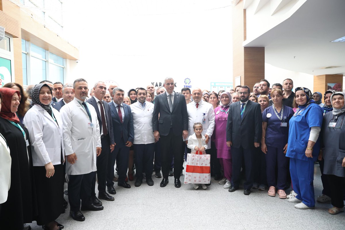 saglikbakanligi's tweet photo. Sağlık Bakanımız Prof. Dr. Kemal Memişoğlu, Karabük Eğitim ve Araştırma Hastanemizi ziyaret etti. 

Bakanımız, gece gündüz demeden büyük bir adanmışlıkla görev yapan fedakar sağlık personelimizle bir araya gelerek çalışmalarında kolaylıklar diledi. https://t.co/CeUl3apL8K