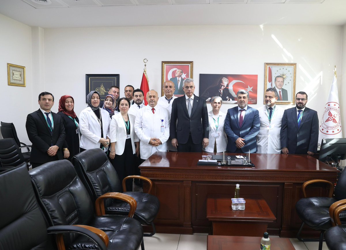 saglikbakanligi's tweet photo. Sağlık Bakanımız Prof. Dr. Kemal Memişoğlu, Karabük Eğitim ve Araştırma Hastanemizi ziyaret etti. 

Bakanımız, gece gündüz demeden büyük bir adanmışlıkla görev yapan fedakar sağlık personelimizle bir araya gelerek çalışmalarında kolaylıklar diledi. https://t.co/CeUl3apL8K