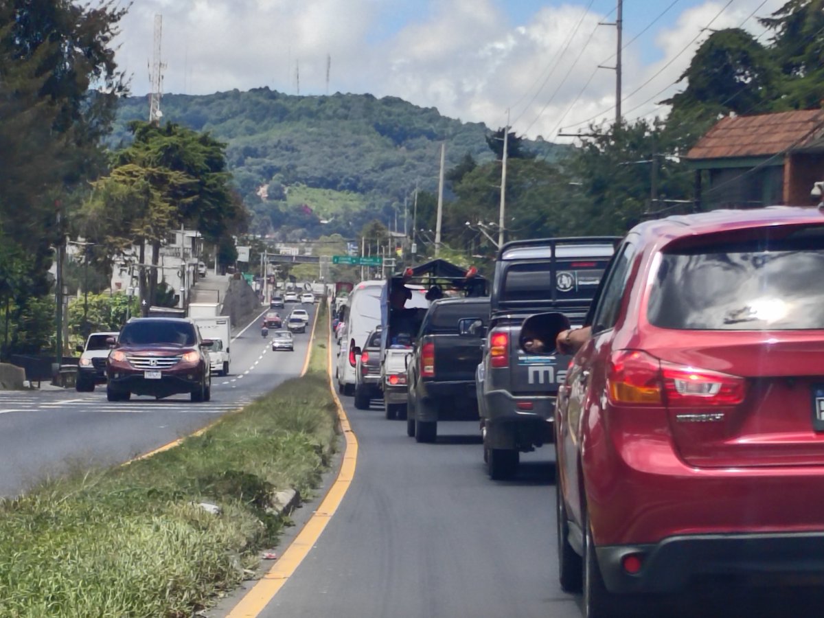 Cperezm_pl's tweet photo. #TráficoGT complicado desde el km 31 de la ruta Interamericana, en San Lucas Sacatepéquez, con dirección a la capital https://t.co/CC3tSeeK6W