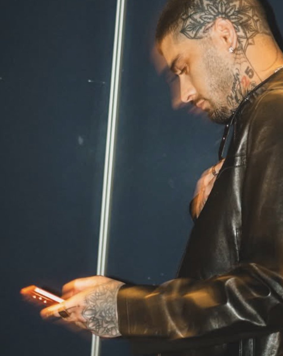 lilzsos's tweet photo. So, zayn does in fact know how to use a phone. https://t.co/mzOeQYXF8N