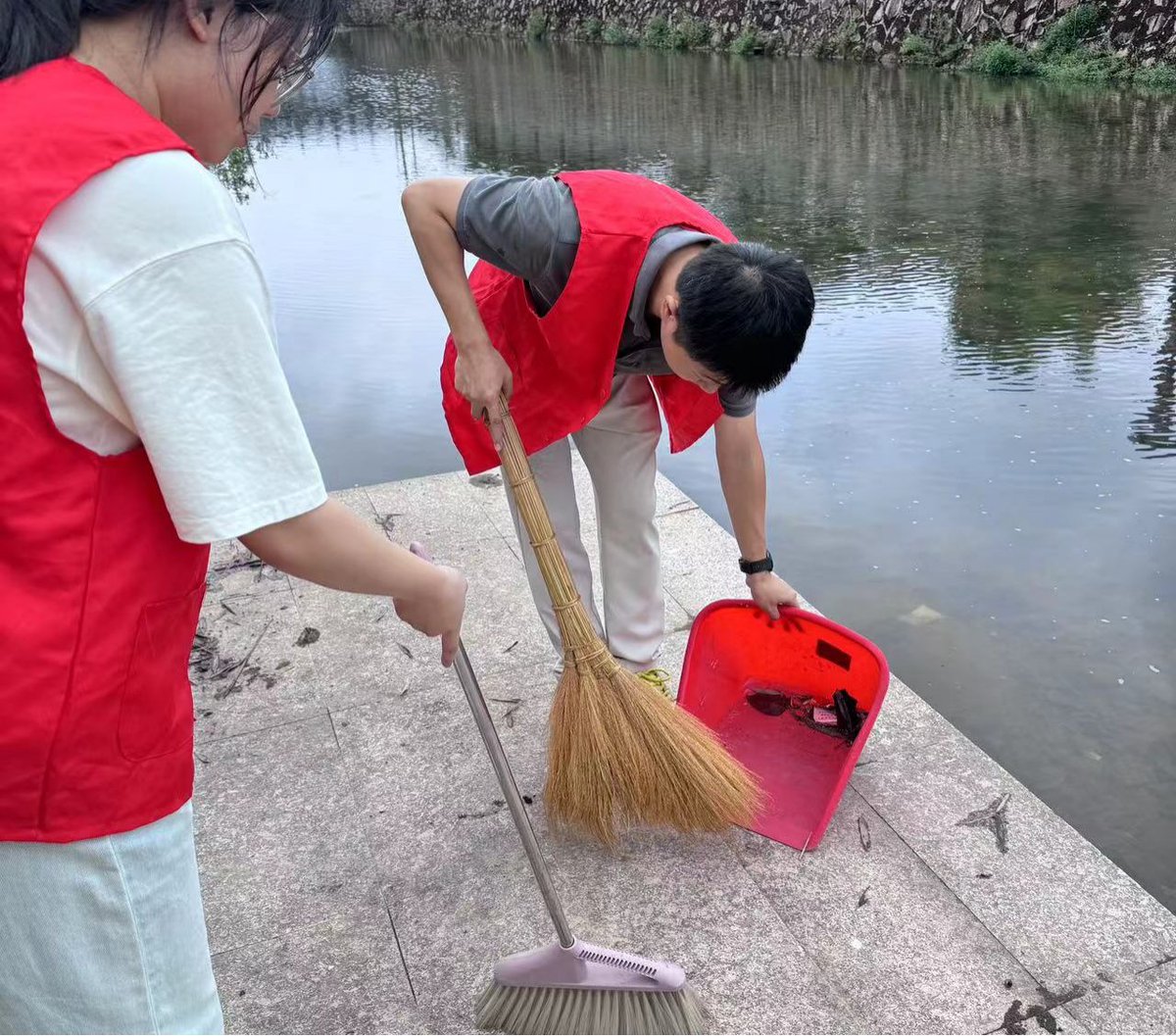 AlfredAnders2's tweet photo. Just wrapped a 3-day river cleanup volunteer event! Picked up 20+kg of waste, met amazing people, and made our local waterway clearer—small steps count for big changes. https://t.co/kEhzMNlivV