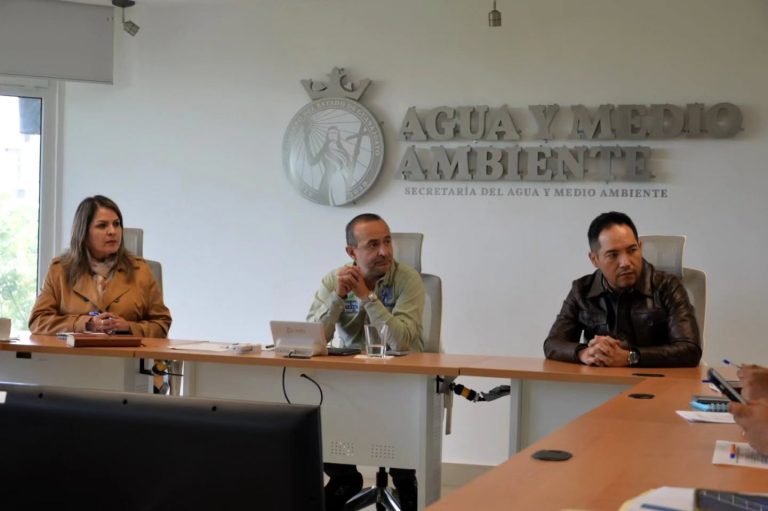 VIA_Noticias's tweet photo. 👥El Secretario de Agua y Medio Ambiente, José Lara Lona, sostuvo reuniones de trabajo con los alcaldes de #Romita, Pedro Kiyoshi Tanamachi Reyes, y de #SanLuisdelaPaz, Rubén Urías Ruiz, con el objetivo de fortalecer la coordinación y trabajo en equipo https://t.co/ATGpvifvmE