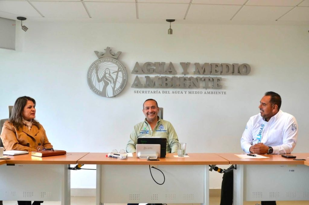 VIA_Noticias's tweet photo. 👥El Secretario de Agua y Medio Ambiente, José Lara Lona, sostuvo reuniones de trabajo con los alcaldes de #Romita, Pedro Kiyoshi Tanamachi Reyes, y de #SanLuisdelaPaz, Rubén Urías Ruiz, con el objetivo de fortalecer la coordinación y trabajo en equipo https://t.co/ATGpvifvmE