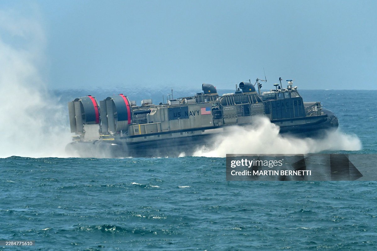 FAV_CLUB's tweet photo. 🇺🇸🇻🇪 | Embarcación de Desembarco sobre Colchón de Aire - Landing Craft Air Cushion (LCAC), también conocido como hovercraft o aerodeslizador de la US Navy, transportado por el USS San Antonio (LPD-17), navegando al frente del aeropuerto de Maiquetia. https://t.co/8myXDy8aHz