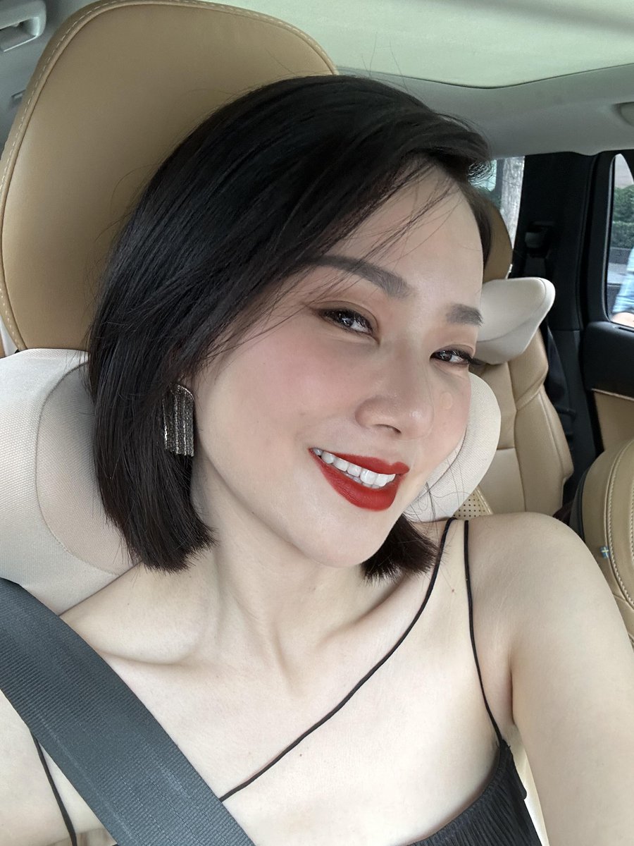 __veselej__'s tweet photo. 86年老阿姨难道我像大家说的那样到了风韵犹存的年纪了吗？ https://t.co/qGOK2fGuxi