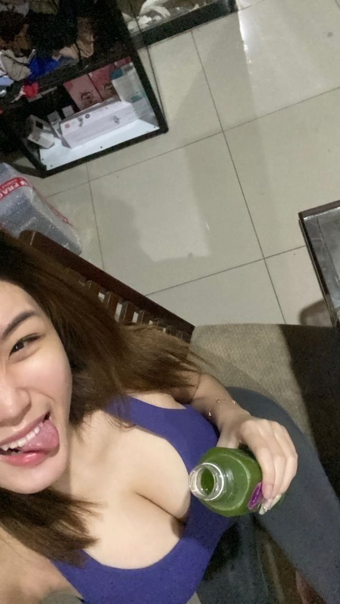 Vockateee's tweet photo. anastasya megang botol udah kayak megang https://t.co/2LcOiuPrOr