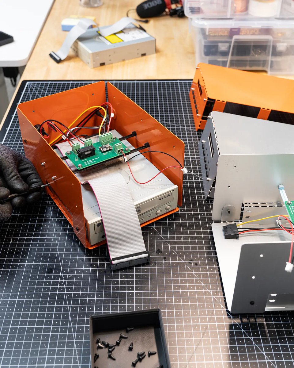 andreintg's tweet photo. These guys are making a universal laser cut enclosure with a custom pcb for repurposed old cd-drives.

The project is called CD-ROM PLAYER-01, by das_POD. https://t.co/3w8kkyNbKl