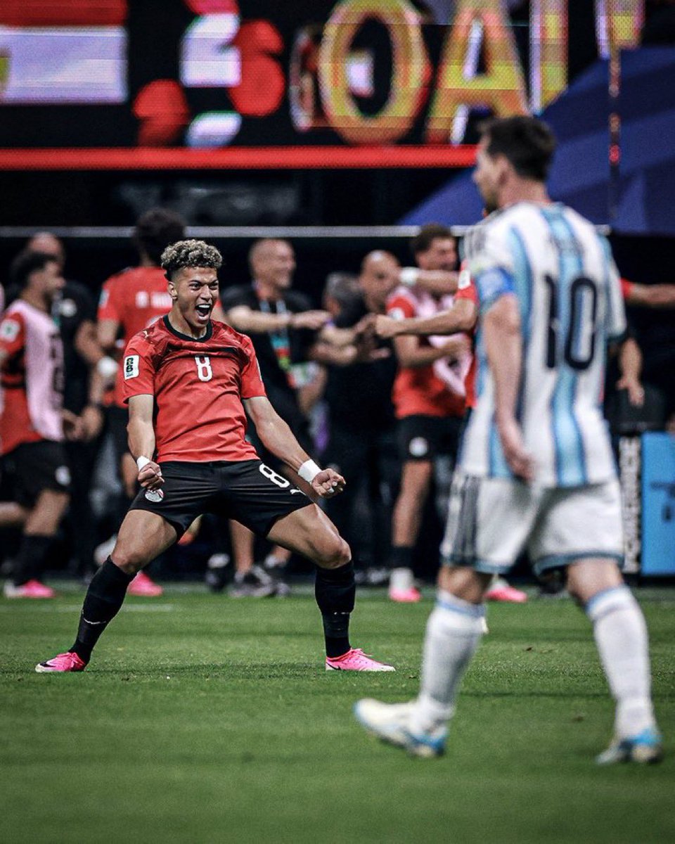 Osaid_Sports's tweet photo. منتخب مصر خسر بيده لا بيد غيره..اللاعبين بعد الهدف الثاني شردوا ذهنيا و بدؤوا يفكرون بالاحتفال.والمدرب لم يحسن ادارة المباراة اخر ١١ دقيقة و هو متقدم ٢/٠ بدلا من اغلاق الملعب،تركوا ميسي بدون رقابة ليصنع و يسجل هدفين خلال ٤ دقايق  والثالث جاء بهجمة مرتدة للأرجنتين! #مصر_الأرجنتين https://t.co/dTwOTz5HLH