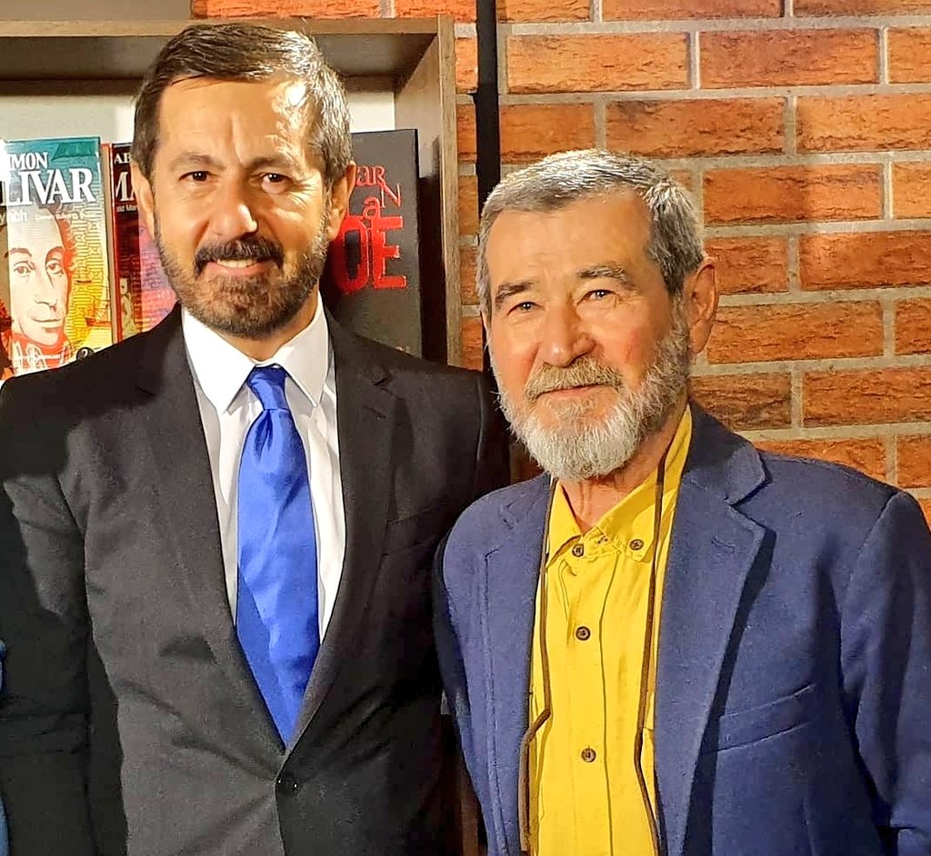 Serhan_Asker's tweet photo. Olmadı Ahmet Abi...
Gün bitti ve gittin... Artık yoksun ve şu güzel gülüşün kaldı bize...
Ne yapalım? Avunacağız bununla, şiirlerinle...
Artık kalbimizdesin... https://t.co/WU4qv97kFE
