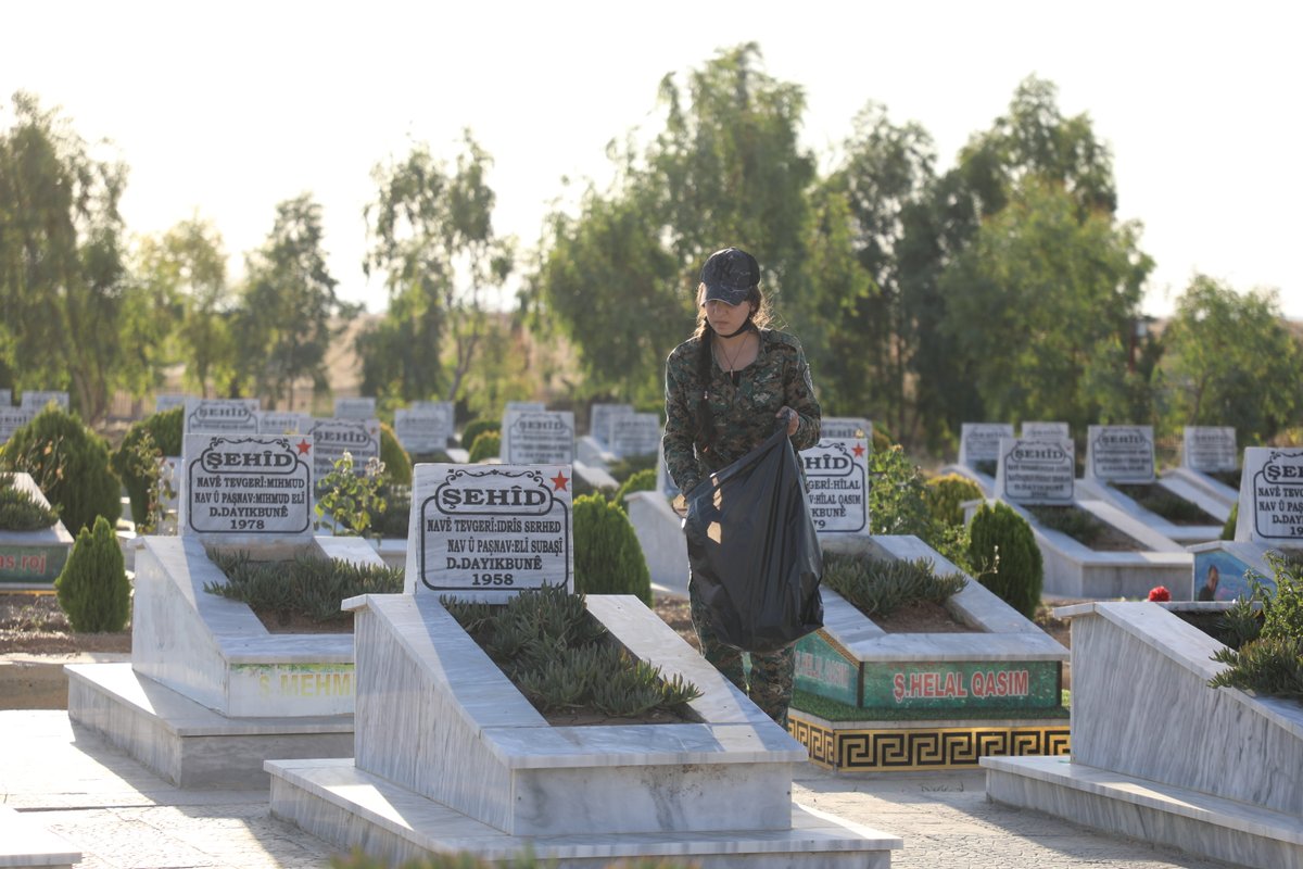 YPJDefense's tweet photo. Yekîneyên Parastina jin (YPJ) li Goristana Şehîd Xebat a bajarê Dêrikê dest bi kampanyayeke paqijkirinê kirin.

Ev kampanya di çarçoveya hewldanên wan de bû ji bo parastina paqijiya goristan û jîngehê bi giştî.

#ypj #YPG #DefendRojava
👇👇
https://t.co/5aoWzsmcgK
https://t.co/RqBaVuQ686
https://t.co/ABZwy3Kv5k