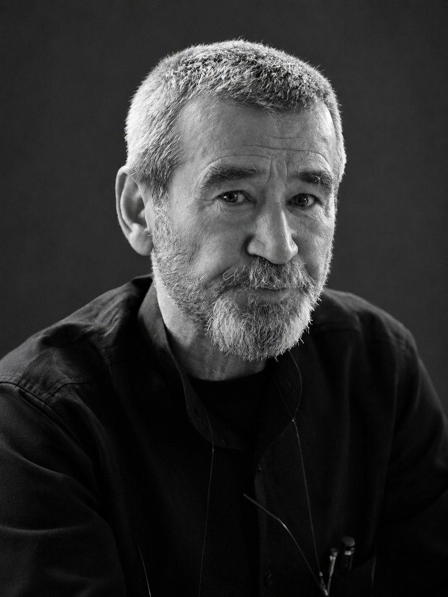 unsalunlu's tweet photo. "...sessizce çekip gidiyorum şimdi,
sessiz ve kimliksiz...
Belki yine gelirim,
sesime ses veren olursa bir gün..." 
Mülkiyeliler Lokali mevcuttan 1, şiirden çok kişi eksildi bu akşam...
Eyvallah Ahmet abi, eyvallah...
#AhmetTelli https://t.co/a2IMP5yDQQ