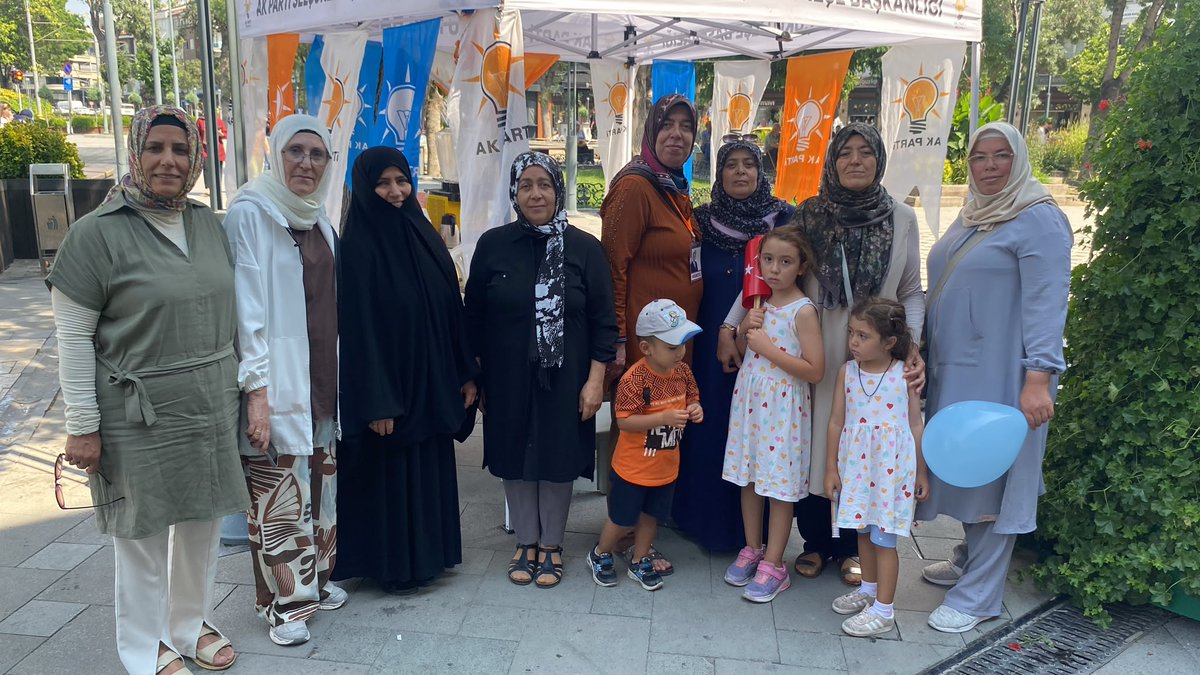 SelcukluKad's tweet photo. 📍 Zafer 
İl Kadın Kolları ve Selçuklu Kadın Kolları yönetim kurulu üyelerimizle birlikte bugün de Zafer Mahallemizde üyelik çalışmalarımızı gerçekleştirdik. https://t.co/oSFBg2IclS