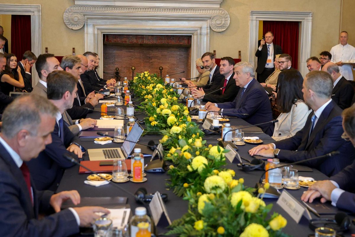 CzechMFA's tweet photo. “EU enlargement must never become a Trojan horse for further centralization,” Czech Foreign Minister Petr Macinka said at the Friends of the Western Balkans meeting in Rome.

According to him, candidate countries must know exactly which conditions they need to meet. https://t.co/GrviELyRdo