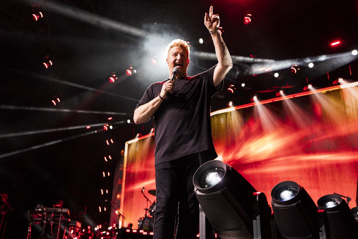rascalflatts's tweet photo. Happy Birthday to the one and only, @GaryLevox! No one can riff quite like you. Let’s celebrate with a Tahoe night! 🤘🏼 https://t.co/X24ngDaa4c