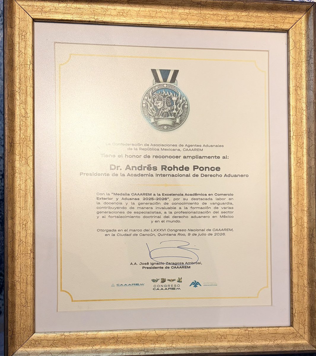 IclaNews's tweet photo. En sesión histórica, la CAAAREM otorgó por primera vez en sus 88 años de existencia la Medalla CAAAREM a la excelencia académica al Dr. Andrés Rohde Ponce, por su labor construyendo y difundiendo la teoría y ciencia del Derecho Aduanero en México y en muchos países de https://t.co/zsfezf5stM