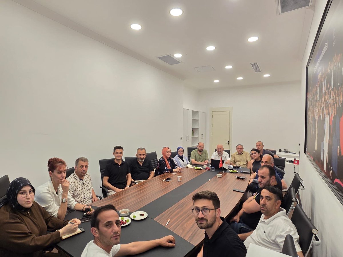MusBil2024's tweet photo. Kartal İlçe Tanıtım ve Medya Birim Toplantımızı İlçe Başkanlığımızda gerçekleştirdik.

Toplantımızda gündem maddelerimizi kapsamlı şekilde değerlendirerek, yürüttüğümüz çalışmalar ve önümüzdeki dönem planlamaları üzerine verimli istişarelerde bulunduk.

Kıymetli İlçe Tanıtım ve Medya Başkan Yardımcılarımıza, Mahalle Tanıtım ve Medya Başkanlarımıza ve Komisyon Başkanlarımıza özverili gayretleri, emekleri ve katkıları için teşekkür ediyorum.

Kartal’ımız için birlik ve beraberlik içerisinde çalışmaya, üretmeye ve teşkilatımızın iletişim gücünü daha da ileri taşımaya devam edeceğiz.