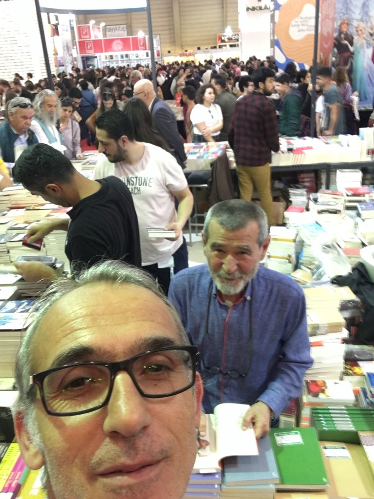 gursoy_ates's tweet photo. Gidersen yıkılır bu kent, kuşlar da gider  Bir nehir gibi susarım yüzünün deltasında  Yanlış adresteydik, kimsesizdik belki  Sarışın bir şaşkınlık olurdu bütün ışıklar  Biz mi yalnızdık, durmadan yağmur yağardı  Üşür müydük nar çiçekleri ürpeririken 
#AhmetTelli https://t.co/SbAzzENZCh