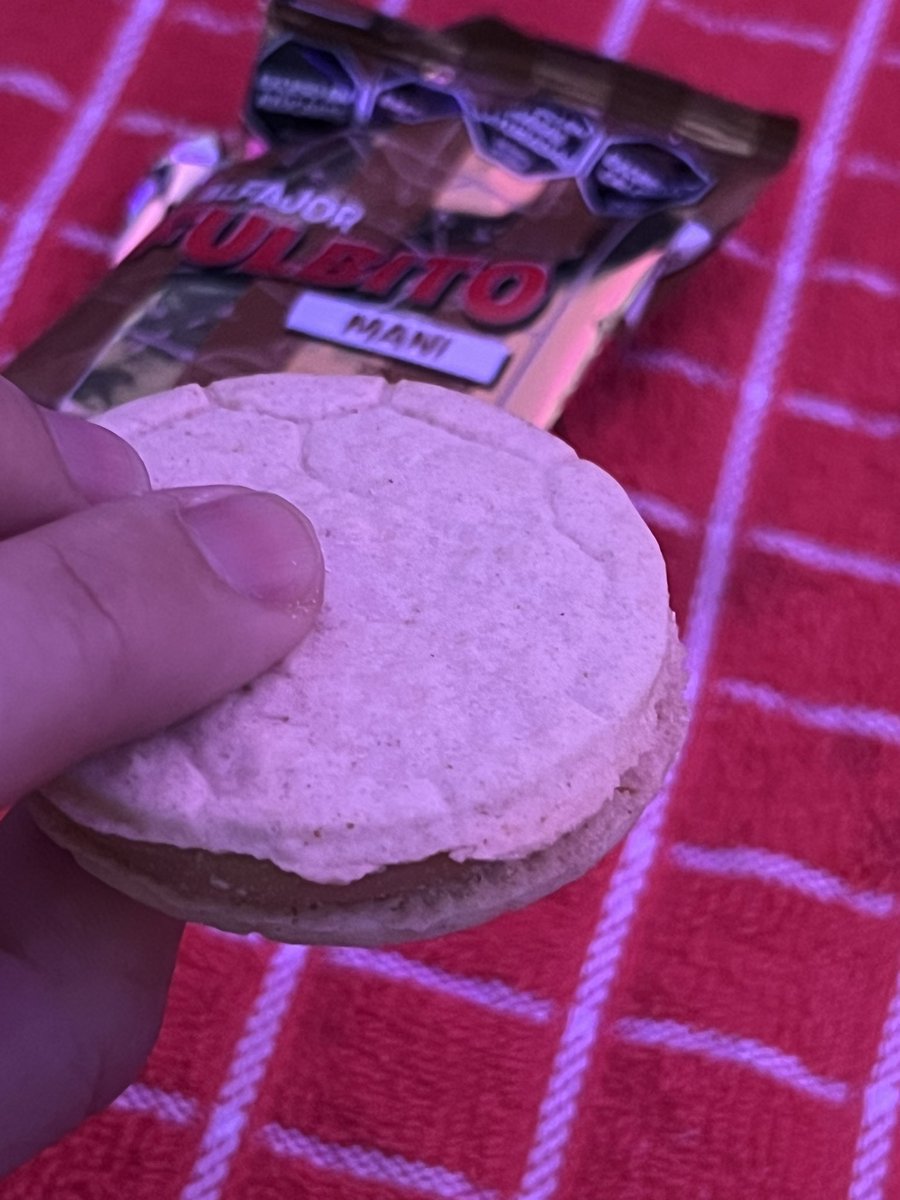 GaboAlmendra's tweet photo. Cambiaron la tapa del fulbito y ahora es una galletita totalmente insípida EXIJO que devuelvan la anterior receta o cometo una locura @fulbitoalfajor https://t.co/D7cbZxLgoy