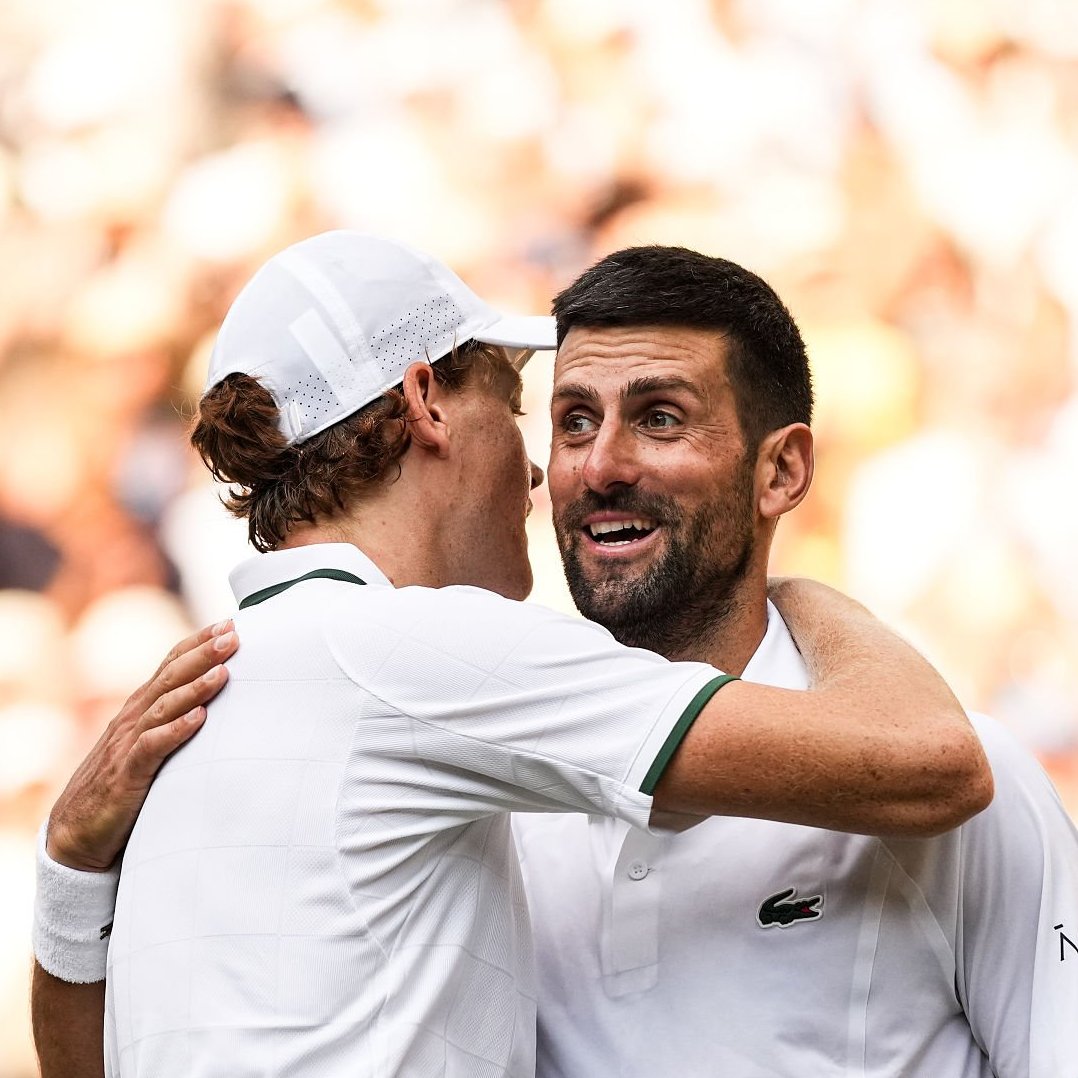 UniversTennis's tweet photo. 🚨 DJOKOVIC 🇷🇸 : "IL ÉTAIT UN NIVEAU, VOIRE DEUX AU-DESSUS DE MOI"

Novak Djokovic en conférence de presse après sa défaite contre Jannik Sinner en demi-finales de #Wimbledon

🗣️ "C’était une bonne vieille correction. Il n’y avait pas grand-chose que je pouvais faire. J’avais simplement un demi-pas de retard sur quasiment toutes les frappes. Il était un niveau, voire deux niveaux au-dessus de moi. Je n’étais pas assez vif, pas assez réactif, pas assez équilibré pour pouvoir rivaliser avec lui.

L’an dernier, j’étais blessé pendant notre match. Cette fois, j’étais bien physiquement. Pas forcément le plus frais du tournoi, mais je me sentais bien. Il était simplement beaucoup plus fort que moi aujourd’hui. Il faut l’accepter, le féliciter et reconnaître qu’il a été le meilleur." 👏