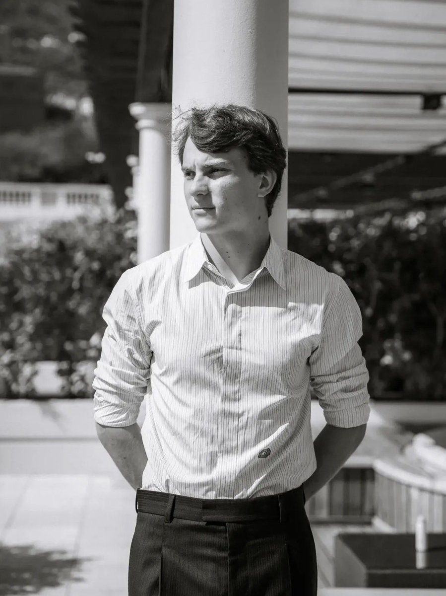 TpwkBay's tweet photo. that’s literally a disney prince https://t.co/HjLzpT7JjT