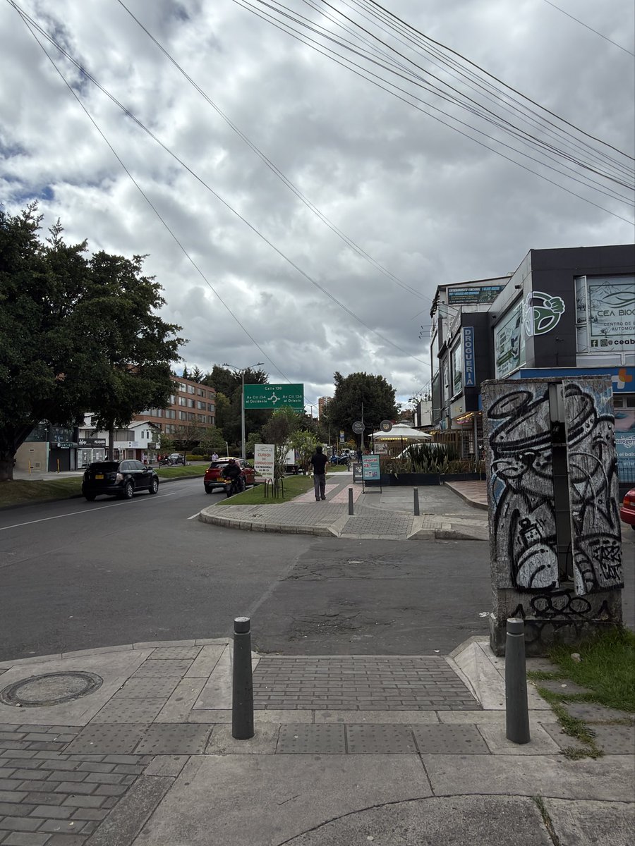 DanielSG_91's tweet photo. @EnelClientesCO Buen día, hay un cable de alta tensión descolgado muy cerca a los peatones en la Av Villas con Calle 131B. https://t.co/yXKRmkfAGO