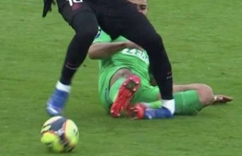 L3Erick's tweet photo. @laahpgds @louisbreathin Só quem reconhece ele por cai cai são haters dele, lá fora é reconhecido e respeitado, tanto que mesmo todo errado nessa copa quando alguém era citado pelas seleções era ele. Será que a culpa das lesões foi da farra e bagunça? https://t.co/ZQ7o8tT21W