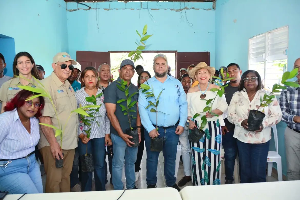 Feda_RD's tweet photo. 🌱📚 ¡Más conocimientos para fortalecer el campo dominicano!

Dentro del marco de la 7.ª Ruta de la Santa Cruz de Hicayagua, el director ejecutivo del FEDA, @hecmiliogalvan, encabezó un Taller de Capacitación en Agroecología y la entrega de herramientas agrícolas a productores. https://t.co/eOUKyBE8J4
