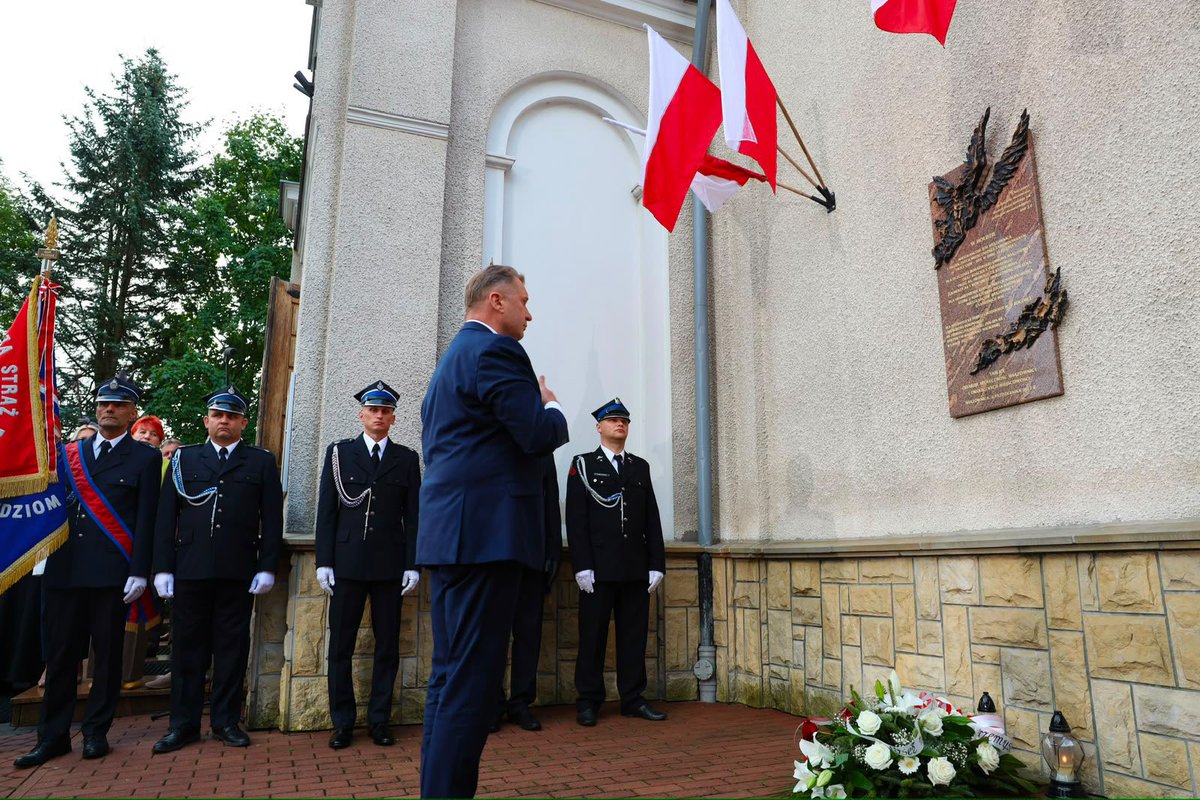 CzarnekP's tweet photo. Nie ma pokoju bez prawdy i nie będzie pokoju bez prawdy. Może być on chwilowy, ale jeżeli o prawdę nie zadbamy, to pokoju nie będzie.

Dziś, po 83 latach od Krwawej Niedzieli i 81 latach od zbrodni w Wiązownicy, naszym obowiązkiem jest pamiętać i mówić prawdę. Nie wolno pozwolić na gloryfikowanie ludobójców, oprawców i tych, którzy odpowiadają za brutalną śmierć niewinnych ludzi.

Nie będzie trwałego pokoju i prawdziwego pojednania bez pełnej prawdy o ludobójstwie dokonanym przez OUN-UPA i bez odrzucenia kultu tych, którzy byli odpowiedzialni za te zbrodnie.

Jeżeli chcemy pozostawić naszym dzieciom i przyszłym pokoleniom wolną Polskę oraz trwały pokój, musimy budzić sumienia - w Polsce, na Ukrainie, w Europie oraz na całym świecie. Pokój można budować tylko na fundamencie prawdy, pamięci i szacunku dla ofiar.

To nie jest tylko nasze prawo. To jest nasz święty obowiązek. 🇵🇱
