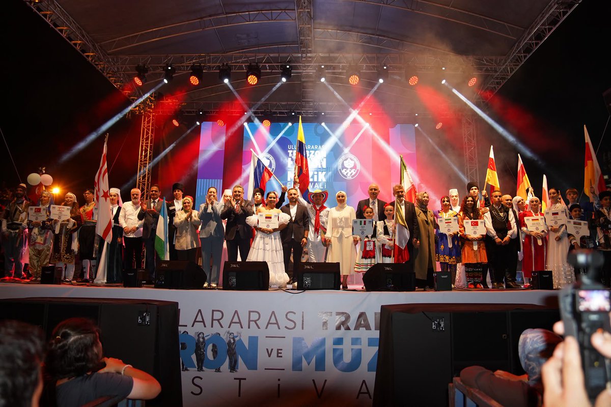 akaraismailoglu's tweet photo. Uluslararası Trabzon Horon ve Müzik Festivali’ne katılarak, şehrimizin kültürel mirasını dünya sahnesine taşıyan bu değerli organizasyonda hemşehrilerimizle ve misafirlerimizle bir araya geldik.

Kültür ve sanatın birleştirici gücünü en güzel şekilde yansıtan bu kıymetli festivalde emeği geçen herkese teşekkür ediyorum.

📍Trabzon
