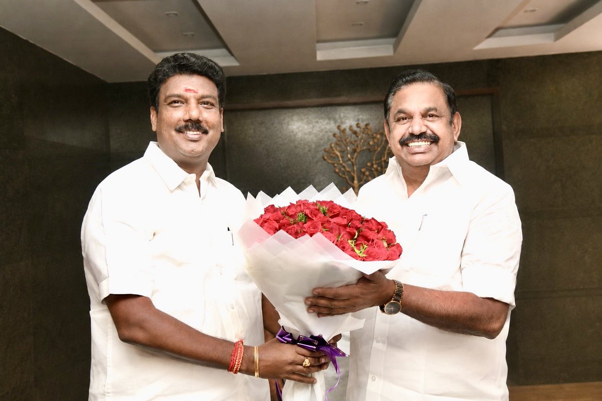 admkmanimaran's tweet photo. கழகத்தின் நிரந்தரப் பொதுச்செயலாளர், மாண்புமிகு தமிழ்நாடு முன்னாள் முதலமைச்சர், புரட்சித் தமிழர் ஐயா எடப்பாடியார் அவர்களை இன்று சென்னை ராயப்பேட்டை இல்லத்தில், சென்னை புறநகர் மாவட்டக் கழக பகுதிச்செயலாளர்கள் மற்றும் ஒன்றியச்செயலாளர்களுடன் இணைந்து சந்தித்த மகிழ்ச்சியான தருணம். https://t.co/KV7cgHF0cX