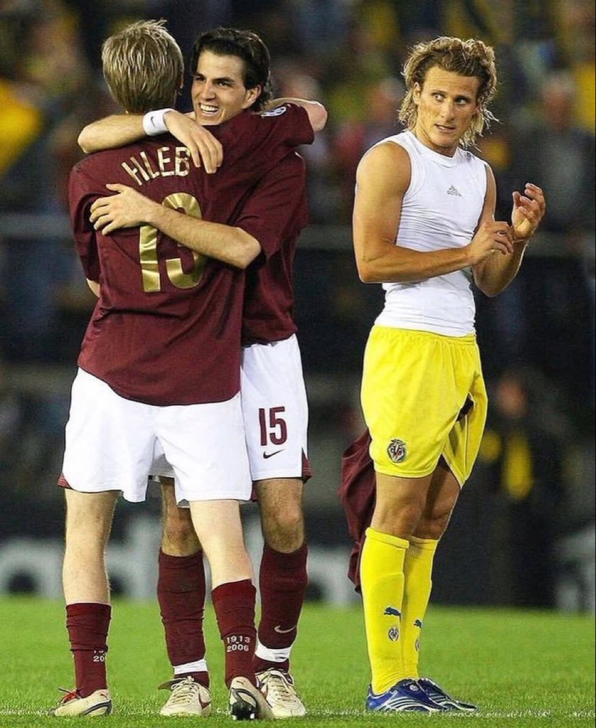 manlikepelumi's tweet photo. I see Alexander Hleb and Cesc Fabregas.

Guess the other player.

Level: Hard https://t.co/9a6WofncIc