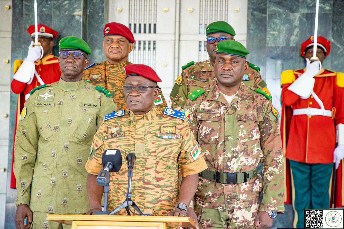 AzizHassoumi's tweet photo. Le Président du #Faso, le Capitaine Ibrahim_Traoré, a reçu en audience ce vendredi matin, les ministres de la Défense des pays de l'AES, présents à #Ouagadougou dans le cadre d'une rencontre sur le  renforcement juridique la Force unifiée de l'AES 🇲🇱🇳🇪🇧🇫 https://t.co/umWWxgUFa9