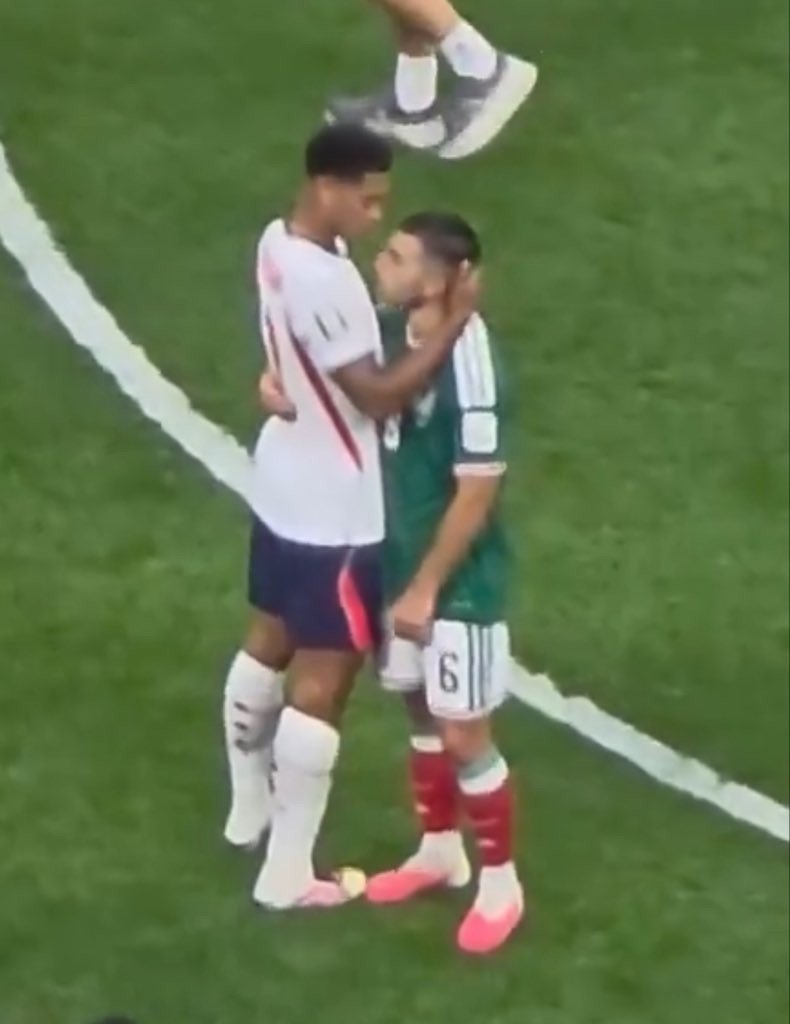 idkofr's tweet photo. ~ AU Jude Bellingham x Erik Lira

Donde Jude termino con Erik meses antes del Mundial, se arrepiente y quiere hablar con él, pero al parecer Erik ya tiene a alguien

o Erik está emputadisimo con su ex, gracias a Dios, su amigo Israel Reyes tiene una idea tan buena como pendeja https://t.co/n7XKtxMCKc