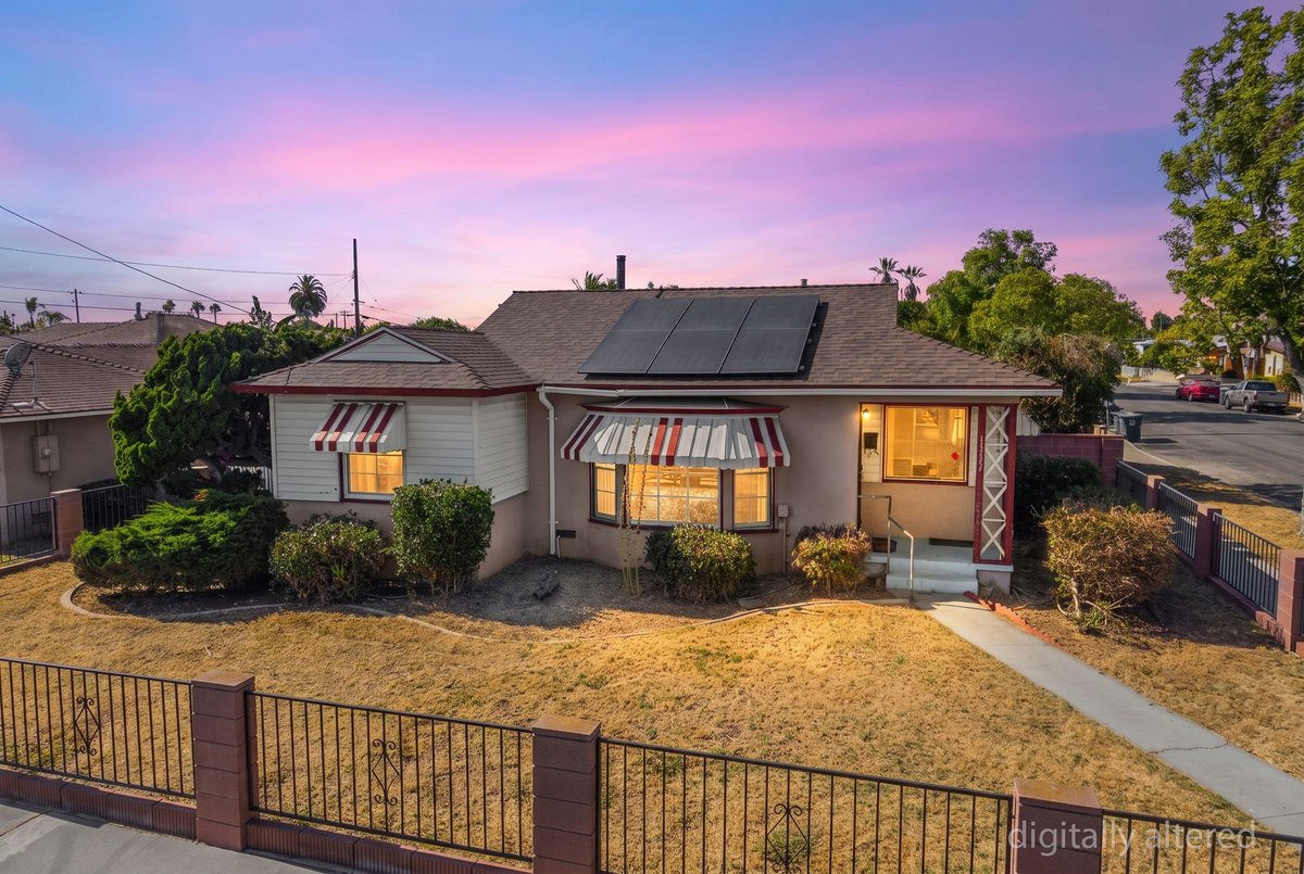 DarrylandJJ's tweet photo. SINGLE-STORY
CORNER LOT

PREMIER Open House in Santa Ana
1517 W Borchard Ave
Jul 11 &amp; Jul 12
1-4 pm

Darryl &amp; JJ Jones Team
Darryl Jones
DRE #01076312
ERA North Orange County Real Estate

Darryl &amp; JJ Jones Team
Jennifer Sanchez
DRE #01856172
ERA North Orange County Real Estate https://t.co/VSPNdpfOmE