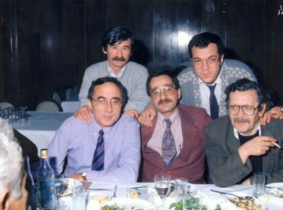 ekinveorak's tweet photo. “Hangi duvar yıkılmaz sorular doğruysa
birgün gelirsek hangi kent güzelleşmez
şiirlerim bir dostun vurulduğu yerde yakıldı
geri almıyorum külleri yangınlar çıksın diye”

ahmet telli, ahmet erhan ve ataol behramoğlu bir arada. https://t.co/wASE0yr5Vf
