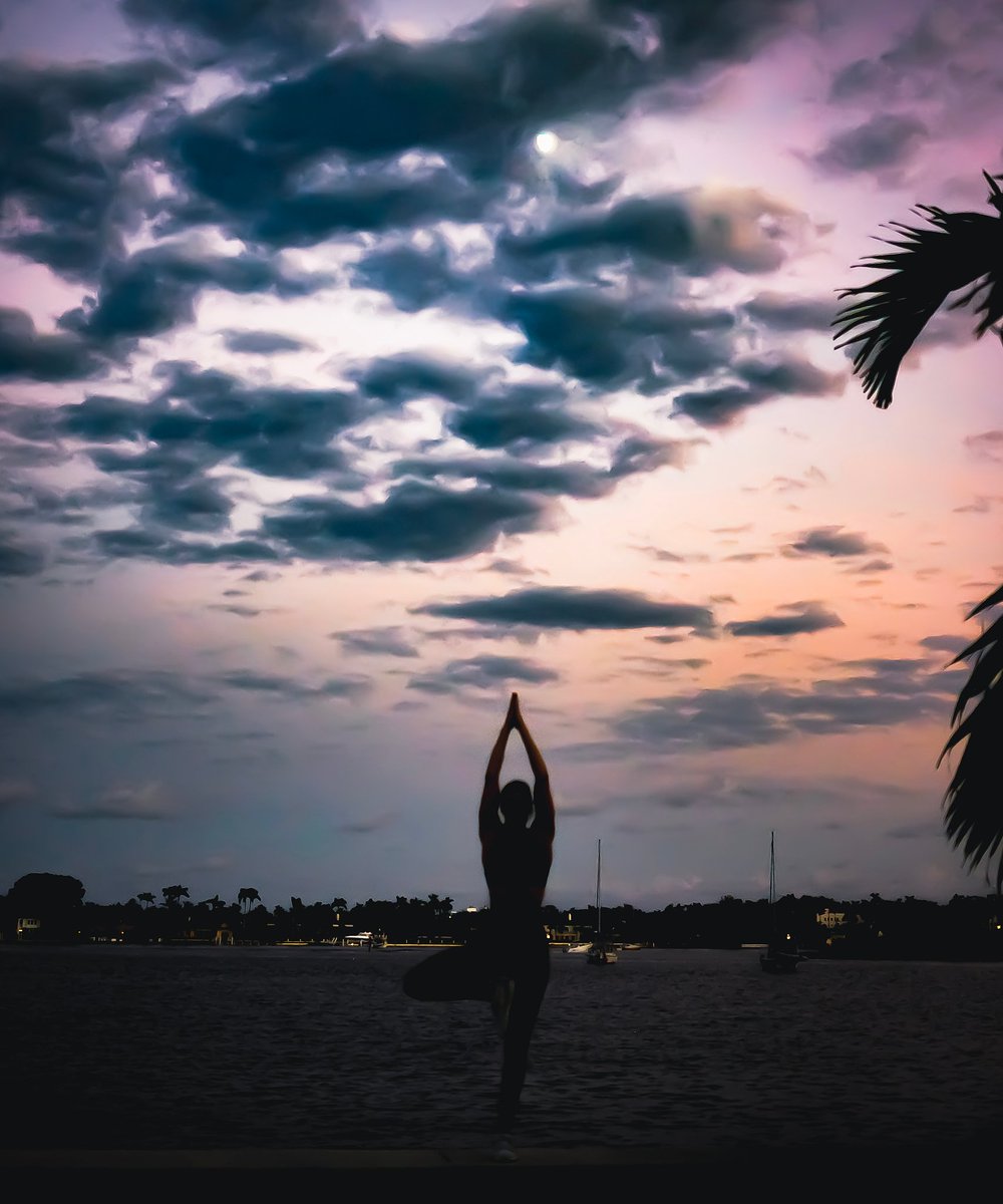 hhhh_erty's tweet photo. Just tested the new sunrise yoga flow on the rooftop gym—breath of fresh air + golden views = 10/10 morning reset. https://t.co/df9BKkKz9y