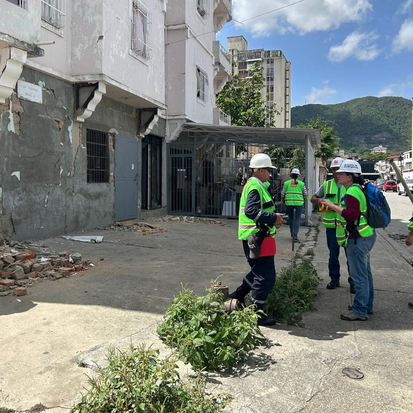enlaucab's tweet photo. Ante la realidad que hoy sacude a nuestra amada Venezuela, la #UCAB reafirma su compromiso inquebrantable con el país. Como obra de la Compañía de Jesús, respondemos a la emergencia de los recientes terremotos movilizados por el principio ignaciano de "En todo amar y servir", transformando nuestra solidaridad en apoyo concreto y voluntariado en el terreno.

En esta misión de reconstrucción y apoyo, asumimos un rol histórico con la convicción que nos define: ser la universidad de la excelencia. Una excelencia que no se queda en las aulas, sino que se despliega con rigor, sensibilidad y profesionalismo en el terreno, liderando esfuerzos de voluntariado, asistencia técnica y recolección de ayuda.

Hoy, más que nunca, demostramos que estamos hechos para llegar lejos. Fuimos sacudidos, pero nos mantenemos firmes. Unidos como comunidad #ucabista, seguimos adelante para construir el futuro que Venezuela necesita 🇻🇪