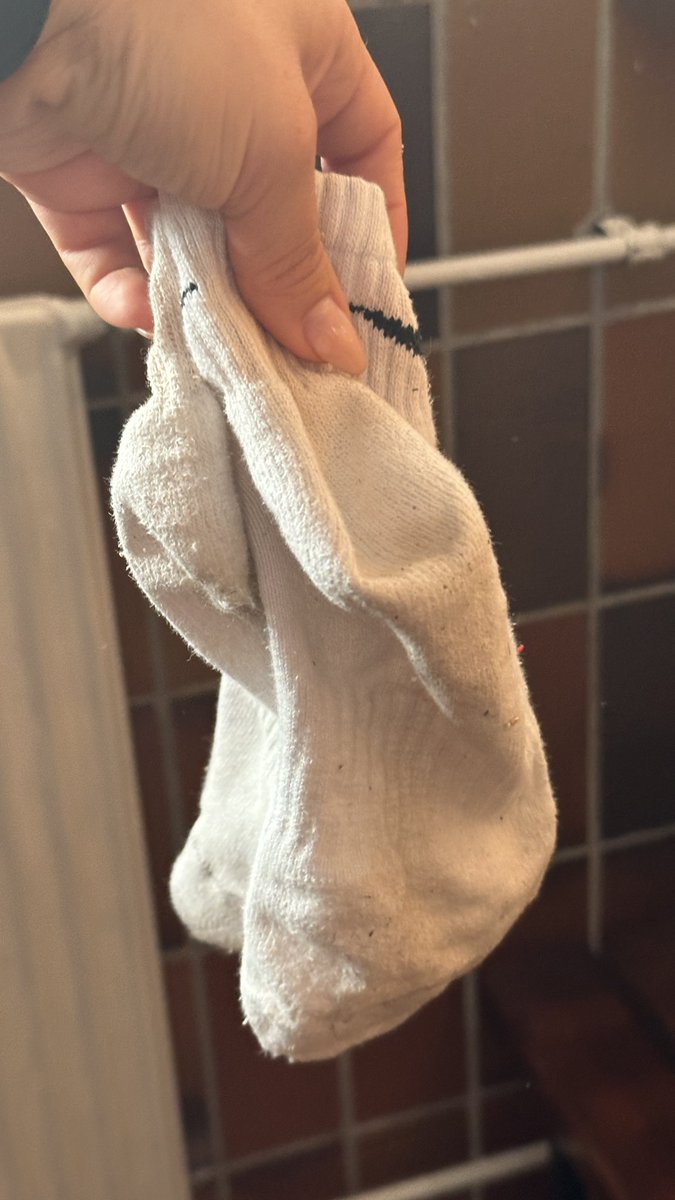 GinnysFeet's tweet photo. Ich weiß du willst meine dreckigen Tennissocken haben. Verdienst du es auch? 🖤👅 #fußfetisch #selling #socken https://t.co/lGMwACjfRd
