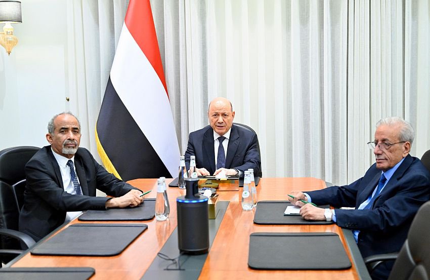 alrougui's tweet photo. كيف سيعود وفد الحوثي لصنعاء ؟
إيران تطلب الإذن لهم واليمن يرفض ويقول يعودوا لصنعاء وفق قوانينا .

ماهي القصة ؟

-كما نعلم أن مطار صنعاء كان مفتوحا لنقل المسافرين عبر الخطوط اليمنية وتحت سلطة الدولة اليمنية الشرعية برئاسة د. رشاد العليمي لكن الحوثي قام باختطاف 4 طائرات ومنعوها من الإقلاع من مطار صنعاء ، ورغم ذلك حرصت الحكومة اليمنية الشرعية على تنقل المواطنين وعدم منعهم فقد سمحت لهذه  الطائرات بالسير لوجهة واحدة وهي صنعاء الأردن لضمان سير المواطنين بالتنسيق مع السلطات الأردنية 

-الحوثيون ادخلوا اليمن في مغامرات المعركة الإيرانية مما أدى لقصف إسرائيلي على المطار وتدمرت الطائرات الأربع التي خطفها الحوثي

-الوفد الحوثي الذي ذهب لمراسم عزاء خامنئي انتهك القوانين بطائرة إيرانية توجهت مباشرة من صنعاء لطهران بطرق غير قانونية دون أذن اليمن الشرعي

-بعد هذه الحادثة اتخذت الحكومة اليمنية اجراءات صارمة بدعم من تحالف دعم الشرعية الذي اصدر بيان شديد اللهجة 

-طلبت إيران الإذن بالأمس لتسيير رحلة لشركة "ماهان" من طهران إلى صنعاء لإعادة عناصر حوثية نُقلت سابقاً في 3 يوليو 2026، واعتبر ذلك انتهاكاً صارخاً للسيادة اليمنية والقانون الدولي.

-الحكومة اليمنية رفضت المقترح بشكل قاطع

-ناقش المجلس إمكانية إعادة العناصر الحوثية عبر طائرة يتم استئجارها بواسطة شركة الخطوط الجوية اليمنية، باعتبارها الناقل الوطني الوحيد، بدلاً من الاعتماد على شركة طيران أجنبية تخدم مصالح المليشيات الحوثية ومن يقف خلفها.

-استعرض المجلس على هذا الصعيد مجمل المبادرات التي قدمتها الحكومة، لضمان استمرار الرحلات المدنية عبر مطار صنعاء بواسطة شركة الخطوط الجوية اليمنية، وفي مقدمتها تشغيل الرحلات المنتظمة بين صنعاء والعاصمة الأردنية عمّان، بما يكفل تخفيف معاناة المواطنين، أسوة بما هو معمول به في بقية المطارات اليمنية الواقعة تحت إدارة الدولة.

وجدد المجلس التأكيد لأبناء الشعب اليمني، ولا سيما المواطنين في المناطق الخاضعة بالقوة لسيطرة المليشيات الحوثية، أن شركة الخطوط الجوية اليمنية على أتم الاستعداد لاستئناف تشغيل الرحلات التجارية من مطار صنعاء إلى العاصمة الأردنية عمان، وإلى أي وجهات أخرى يتم الاتفاق عليها، متى ما توفرت الضمانات الكفيلة بحماية الطائرات وأطقمها، وعدم التعرض لها أو التدخل في شؤون الشركة وعملياتها الملاحية.

وأكد مجلس القيادة الرئاسي أن الحكومة والقوات المسلحة ستتخذان جميع الإجراءات السياسية والدبلوماسية والعسكرية التي يكفلها الدستور والقانون الدولي، لمنع أي محاولة جديدة لانتهاك سيادة الجمهورية اليمنية، أو فرض أمر واقع عبر تسيير رحلات إيرانية إلى مطار صنعاء خارج الأطر القانونية المعتمدة، محملاً ايران والمليشيات الحوثية كامل المسؤولية عن أي تداعيات قد تترتب على استمرار هذه الانتهاكات.

-جدد المجلس دعوته لايران إلى الكف عن التدخل في الشؤون الداخلية للجمهورية اليمنية، واحترام سيادتها ووحدة أراضيها، والتوقف عن استخدام اليمن ساحة للصراعات الإقليمية، ومضاعفة معاناة الشعب اليمني وتقويض فرص السلام والاستقرار التي يتطلع إليها جميع اليمنيين.