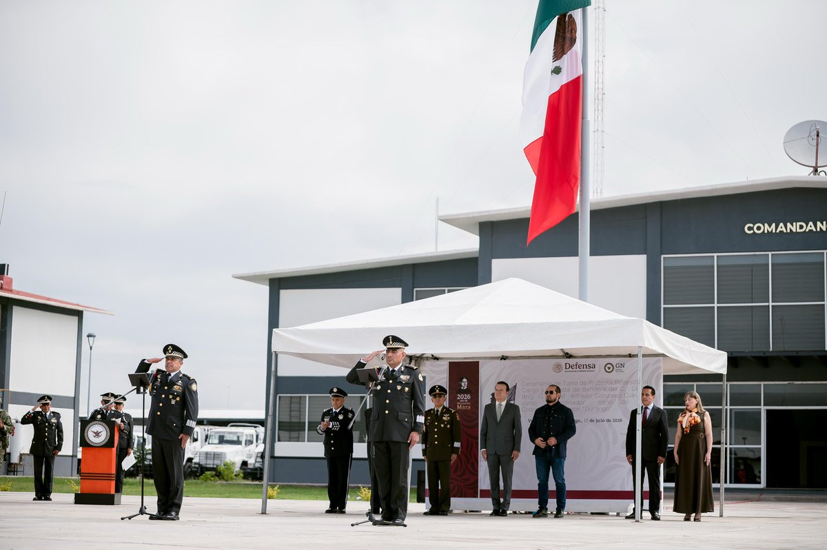 EVillegasV's tweet photo. 🤝 Dimos la bienvenida al general Alfredo González Cuevas, quien rindió protesta como coordinador interino de la Guardia Nacional en Durango. Estoy seguro de que realizará una gran labor y contará con todo mi respaldo para seguir fortaleciendo la seguridad de las familias duranguenses. 🇲🇽

Este viernes también participamos en la Mesa Estatal de Construcción de Paz y Seguridad, donde dimos seguimiento al trabajo coordinado que mantenemos con el Ejército Mexicano, la Guardia Nacional y las corporaciones de seguridad de los tres órdenes de gobierno.

Gracias a esta coordinación, Durango se mantiene entre los estados más seguros del país. 🚔