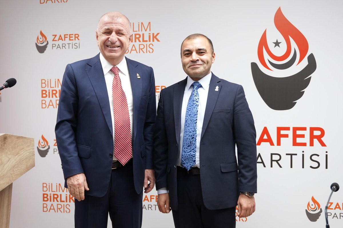 ma_cenkci's tweet photo. AZİZ TÜRK MİLLETİNE❗️

26 Ağustos 2021’de bu kutlu yürüyüşe bir makam, mevki ya da kişisel beklenti için değil; Türk devletinin bekasına, Türk milletinin istikbaline ve Gazi Mustafa Kemal Atatürk’ün çizgisindeki Türk milliyetçiliğine olan sarsılmaz inancımla katıldım.

Zafer Partisi’nin kurucu kadrosunda yer almamın sebebi de tam olarak buydu.

Bugün geriye dönüp baktığımızda, Prof. Dr. Ümit Özdağ Hocamızın yıllardır ortaya koyduğu fikirlerin, yaptığı uyarıların, ilmî birikime ve devlet aklına dayanan tespitlerinin ne kadar isabetli olduğu çok daha net görülmektedir.

Türkiye’nin demografik güvenliğinden iktisadî bağımsızlığına, sınırlarımızın korunmasından millî kimliğimizin muhafazasına kadar birçok başlıkta ortaya konulan bu duruş; sıradan bir siyasi tavır değil, Türk devletinin geleceğine dair tarihî bir sorumluluktur.

Prof. Dr. Ümit Özdağ Hocamızın devlet aklı, Türk milletine olan sadakati, hakkaniyeti önceleyen tavrı ve ilmî birikimi; bizim siyasette var olma irademizi ve bu yolda yürüme azmimizi her geçen gün daha da pekiştirmektedir.

Bizim için Ümit Özdağ yalnızca bir genel başkan değildir. O; tecrübesiyle yol gösteren, fikriyle ufuk açan, mücadelesiyle güç veren ve bu büyük dava ailesinin kıymetli bir büyüğüdür.

İyi ki bu kutlu yürüyüşün bir parçası olduk. İyi ki Prof. Dr. Ümit Özdağ ile aynı davaya omuz verdik.

Çünkü bizim mücadelemiz; Türk devletinin ebed müddet varlığına, Türk milletinin birliğine, vatanımızın güvenliğine ve gelecek nesillere güçlü, onurlu, bağımsız bir Türkiye bırakma idealine adanmış bir mücadeledir.

Bugün Türkiye; iktisadî bağımsızlıktan millî güvenliğe, demografik yapıdan sınır güvenliğine kadar pek çok alanda tarihî bir sınavdan geçmektedir.

Bu sınav karşısında susmak değil konuşmak, geri çekilmek değil mücadele etmek, günü kurtarmak değil milletin geleceğini savunmak gerekir.

Haricî bedhahlara karşı verilen bu mücadelede bizim ölçümüz bellidir:

Türk devleti, Türk milleti, Türk milliyetçiliği, Atatürk çizgisinde tam bağımsız Türkiye ideali.

Tarih; hakikati zamanında söyleyenleri, milletinin geleceği için bedel ödemeyi göze alanları ve zor zamanlarda devleti için milletinin yanında dimdik duranları yazar.

Ben de dün olduğu gibi bugün de aynı inançla, aynı kararlılıkla ve aynı sorumluluk duygusuyla bu kutlu yürüyüşte yer almaya devam edeceğim.

Elbette ki, “Ne mutlu Türk’üm diyene!”

@zaferpartisi @umitozdag 
#ZaferPartisi #ÜmitÖzdağ